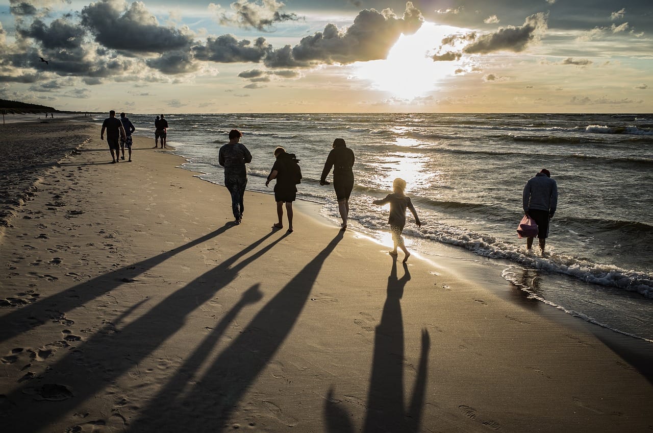 familie en vrienden op het strand